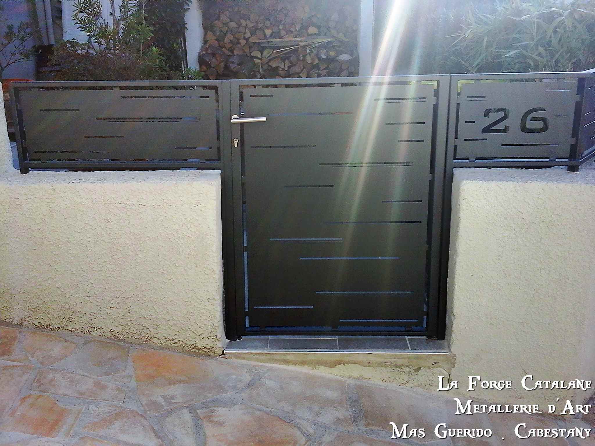 cloture avec numero integre et portillon decoupe laser ossature tube carre forge catalane.jpg